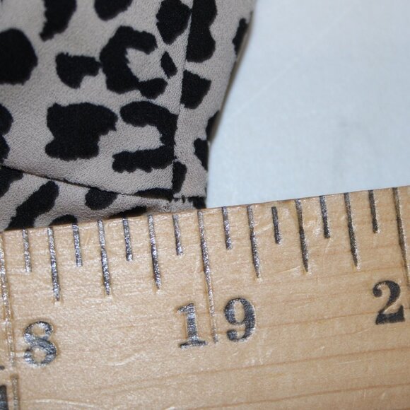 Express Top Sz SP Black Tan Animal Print V Neck 100% Polyester Top - Picture 12 of 12